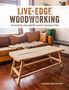 Text: Live-Edge Woodworking, 19 Rustic Projects with Character, Chris Gleason. Szene: Holz-Couchtisch vor Ledersofa., Buch