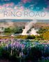 Text: "ICELAND'S RING ROAD". Ein Landschaftsbild von violetten Blumenfeldern, Bäumen und heißem Dampf in weiter Landschaft., Buch