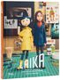 Zwei Puppen stehen auf einem Arbeitstisch vor einer Pinwand mit Zeichnungen und Farbmuster. Text: "LAIKA: The Magic Behind a Stop-Motion Dream Factory by Ozzy Inguanzo".