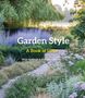 "Garden Style: A Book of Ideas" von Heidi Howcroft & Marianne Majerus. Über einen blühenden, grünen Gartenweg., Buch