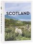 Der Text lautet: MAUD SIMON, SCOTLAND. Zwei Schafe stehen vor einem Tor mit grüner Landschaft und Bergen im Hintergrund.