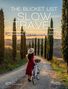 "The Bucket List Slow Travel," darunter ein Weg gesäumt von Zypressen und eine Frau in Rot mit Fahrrad., Buch