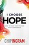 "I CHOOSE HOPE - HOW TO FACE YOUR FUTURE WITH CONFIDENCE" von CHIP INGRAM. Bunte Pinselstriche rahmen den Text.