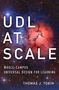 Text: "UDL AT SCALE, WHOLE-CAMPUS UNIVERSAL DESIGN FOR LEARNING, THOMAS J. TOBIN." Hintergrund: Roter und blauer Nebel im Weltall., Buch