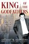 „KING OF THE GODFATHERS: Joseph Massino and the Fall of the Bonanno Crime Family“ steht im Vordergrund einer Skyline.