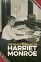 "The Selected Poems of Harriet Monroe" steht in großen Buchstaben. Eine Frau sitzt an einem Schreibtisch mit Papieren., Buch