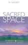 „Sacred Space“ in großen Buchstaben, darunter eine pastellfarbene Landschaft mit Sonnenuntergang und grüner Vegetation., Buch