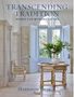"TRANSCENDING TRADITION. HOMES FOR MODERN LIVING. HARRISON DESIGN." Ein elegantes Interieur mit blauen Türen und hellem Tisch., Buch