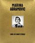 MARINA ABRAMOVIC, LONG LIFE SHORT STORIES. Goldener Hintergrund, schwarz-weiß Porträt mit Blumen., Buch