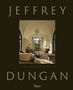 Text: "JEFFREY DUNGAN - THE SOULFUL HOUSE". Innenraum mit eleganten Möbeln und hoher Decke, große Fensterflügel., Buch