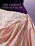 Text: "The Fashion and Style of Marjorie Merriweather Post." Ein violett-rosa Stoffkleid auf einem glatten Hintergrund.
