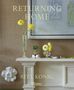 RETURNING HOME. RITA KONIG. Ein stilvoller Kaminsims mit gelben Blumen in Vasen und dekorativen Elementen., Buch