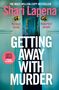 Titel: "Getting Away With Murder" von Shari Lapena. Text: "Perfect home, Imperfect people." Ansicht durch eine offene Tür.