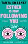 “Tanya Sweeney: Esther is now following you.” Zwei Hände halten eine Brille mit Augen auf türkisem Hintergrund.