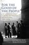 „FOR THE GOOD OF THE PEOPLE“ steht oben. Darunter sprechen fünf Personen in einem historischen Hof miteinander., Buch