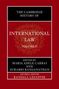 „The Cambridge History of International Law, Volume II“. Rotes Buchcover mit weißem Text, dekoratives Siegel., Buch