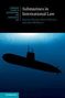 Ein U-Boot taucht unter Wasser auf. Text: "Submarines in International Law" von Natalie Klein, Kate Purcell und Jack McNally., Buch