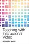 „Teaching with Instructional Video“ von Richard E. Mayer. Oben farbige Quadrate, die einen Verlauf bilden.