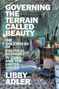 Text: "Governing the Terrain Called Beauty: The Queerness of Political Economy in Cuba and the United States" von Libby Adler. Rustikaler Raum mit blauen Fliesen und Vintage-Möbeln.