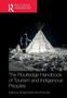 „The Routledge Handbook of Tourism and Indigenous Peoples“. Im Schnee beleuchtet eine Person ein Iglu aus Eis., Buch