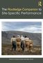 "The Routledge Companion to Site-Specific Performance." Fünf Personen wandern in beiger und grüner Kleidung durch eine hügelige Landschaft., Buch