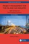 "Project Management for the Oil and Gas Industry" steht auf einem Buchcover. Eine belebte Stadtstraße bei Dämmerung., Buch