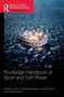 Der Text lautet: "Routledge Handbook of Sport and Soft Power". Stadion in einem dunklen, dichten Stadtgebiet bei Nacht., Buch