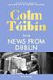 "Colm Tóibín: The News from Dublin. Stories." zeigt einen Jungen, der Zeitungen hält, mit einem blauen Hintergrund.