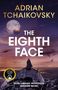 Text: "ADRIAN TCHAIKOVSKY THE EIGHTH FACE" "SEVEN LINEAGES. SEVEN FACES. ONE DARK SECRET." Preisgekrönt, Person im Mantel auf Raumschiff.