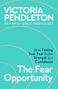 „VICTORIA PENDLETON OLYMPIC GOLD MEDALLIST“, „How Feeling Your Fear Builds Strength and Confidence“, „The Fear Opportunity“. Türkise Hintergrundfarbe mit kreisförmigen Linien., Buch