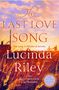 "The Last Love Song" von Lucinda Riley, ein Bestseller. Hintergrund: Sonnenuntergang, Silhouetten eines Paares in Wiese., Buch