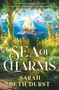 „SEA OF CHARMS“ von Sarah Beth Durst. Ein Segelboot auf blauem Wasser, umgeben von Bäumen und einem Garten mit Blumen., Buch