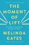 Text in gelber und weißer Schrift: „THE MOMENT OF LIFT“, „MELINDA GATES“, „How Empowering Women Changes the World“. Türkiser Hintergrund.