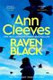 Titel: "Raven Black" von Ann Cleeves. Himmel mit fliegenden Raben und eine Person mit Mantel im Profil., Buch