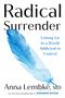 "Radical Surrender. Letting Go in a World Addicted to Control. Anna Lembke, MD." Eine blaue Feder im Hintergrund., Buch