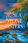 Buchtitel: "The Sea Stone Sisters". Darunter: "Across land, sea and time, the stones will summon them home". Darunter: "Eleanor Buchanan". Landschaft mit Meer, Himmel und Bäumen.