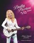 „Dolly Parton: The Stories Behind the Songs“ – Annie Zaleski. Frau in weißem Outfit mit Gitarre auf pinkem Hintergrund., Buch