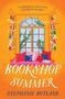 „A BOOKSHOP SUMMER“ von Stephanie Butland. Gemütliche Fensterbank mit Kissen und Büchern, lichterkettenumrahmt.