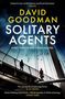 Titel: Solitary Agents – David Goodman. Untertitel: Every Traitor Was Once Trusted. Personen auf einer Brücke, Vögel fliegen.