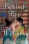 "Behind Five Willows" steht groß, oben "Some rules need to be broken." Darunter sind zwei Personen in traditioneller Kleidung., Buch