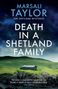 "Death in a Shetland Family" von Marsali Taylor. Eine steinige Küste mit grünem Hügel und einsamen Haus darüber., Buch
