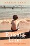 "Raising Leon: A Journey Through Autism" von Makiko Sano. Ein Kind sitzt am Strand und schaut aufs Meer in Richtung Schwimmer., Buch