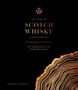 „THE STORY OF SCOTCH WHISKY LUXURY EDITION“. Goldene Schrift auf schwarzem Hintergrund mit einem stilisierten Baumringmuster.