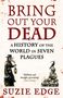 Text: "BRING OUT YOUR DEAD: A History of the World in Seven Plagues" und "SUZIE EDGE". Illustration: Pestdoktor, Totenköpfe.