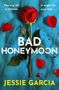 Text: "The trip of a lifetime. It might be your last... BAD HONEYMOON. JESSIE GARCIA." Eine rote Rose auf blauem Hintergrund, Blütenblätter und Spritzer., Buch