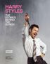 Text links: "Harry Styles: The Stories Behind the Songs" von Caroline Sullivan, "Unofficial and Unauthorized". Person hält Mikrofon., Buch