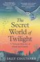Text: „The Secret World of Twilight: A Natural History of Dusk and Dawn“. Illustration: Eule, Landschaft bei Sonnenaufgang.