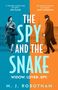 "THE SPY AND THE SNAKE. WIDOW. LOVER. SPY." Zwei Personen, links Frau in Blau, rechts Mann in Orange, Hintergrund Gebäude.