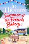 „Jo Thomas: Summer at the French Bakery“. Eine Frau sitzt vor einem Lieferwagen mit Gebäck, genießt einen Sommer in der Natur.