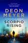 „Deon Meyer, Scorpio Rising.“ Ein Mann geht auf einen Feuerball in einem Weinberg zu., Buch